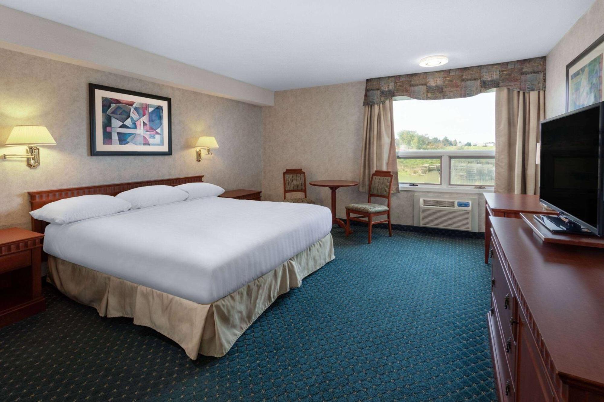 Travelodge By Wyndham Amherst Exterior photo