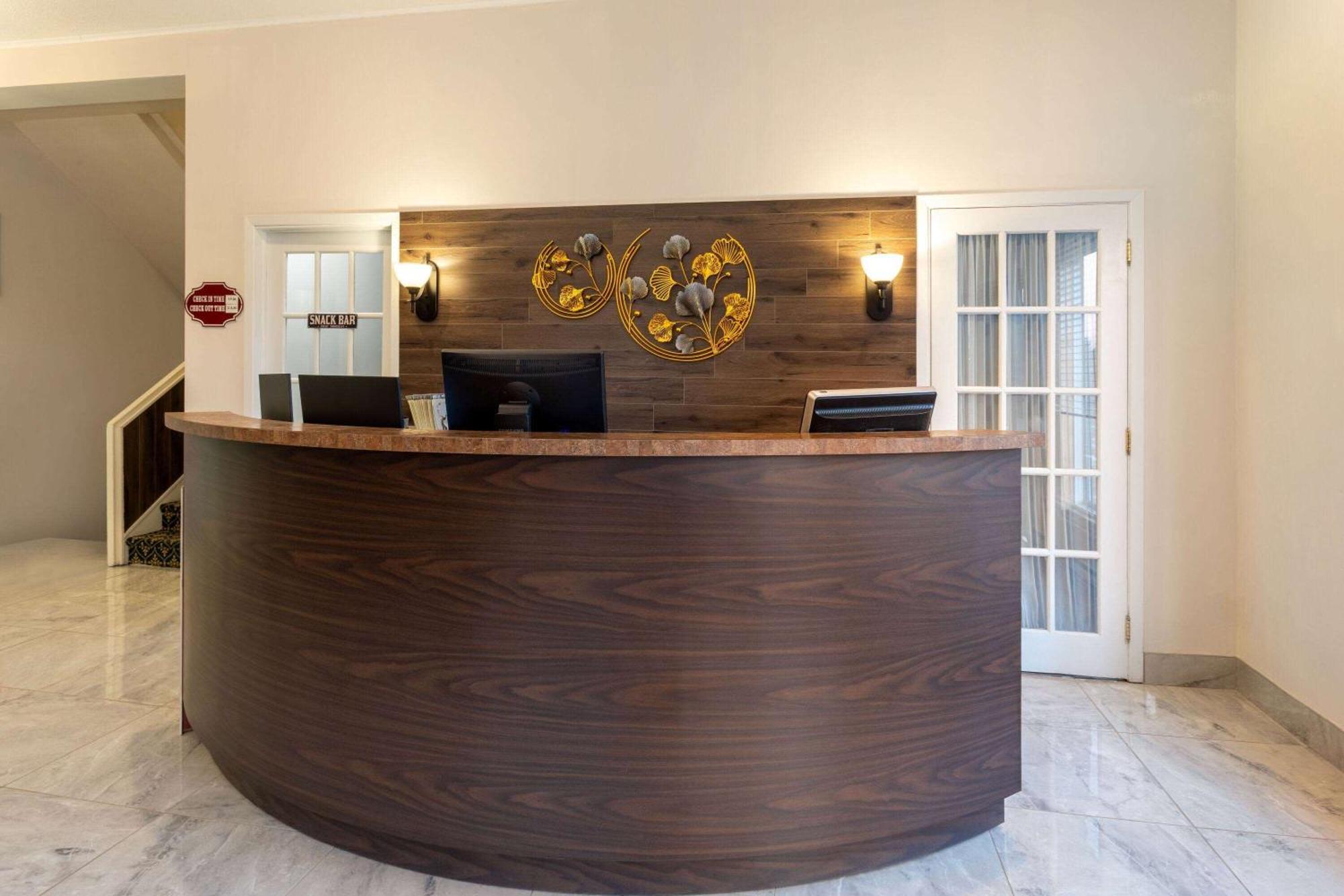 Travelodge By Wyndham Amherst Exterior photo