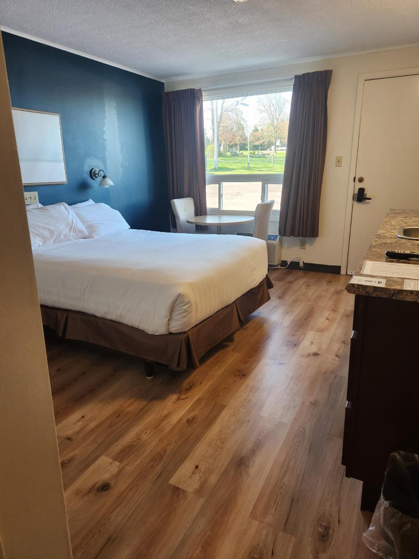 Travelodge By Wyndham Amherst Exterior photo